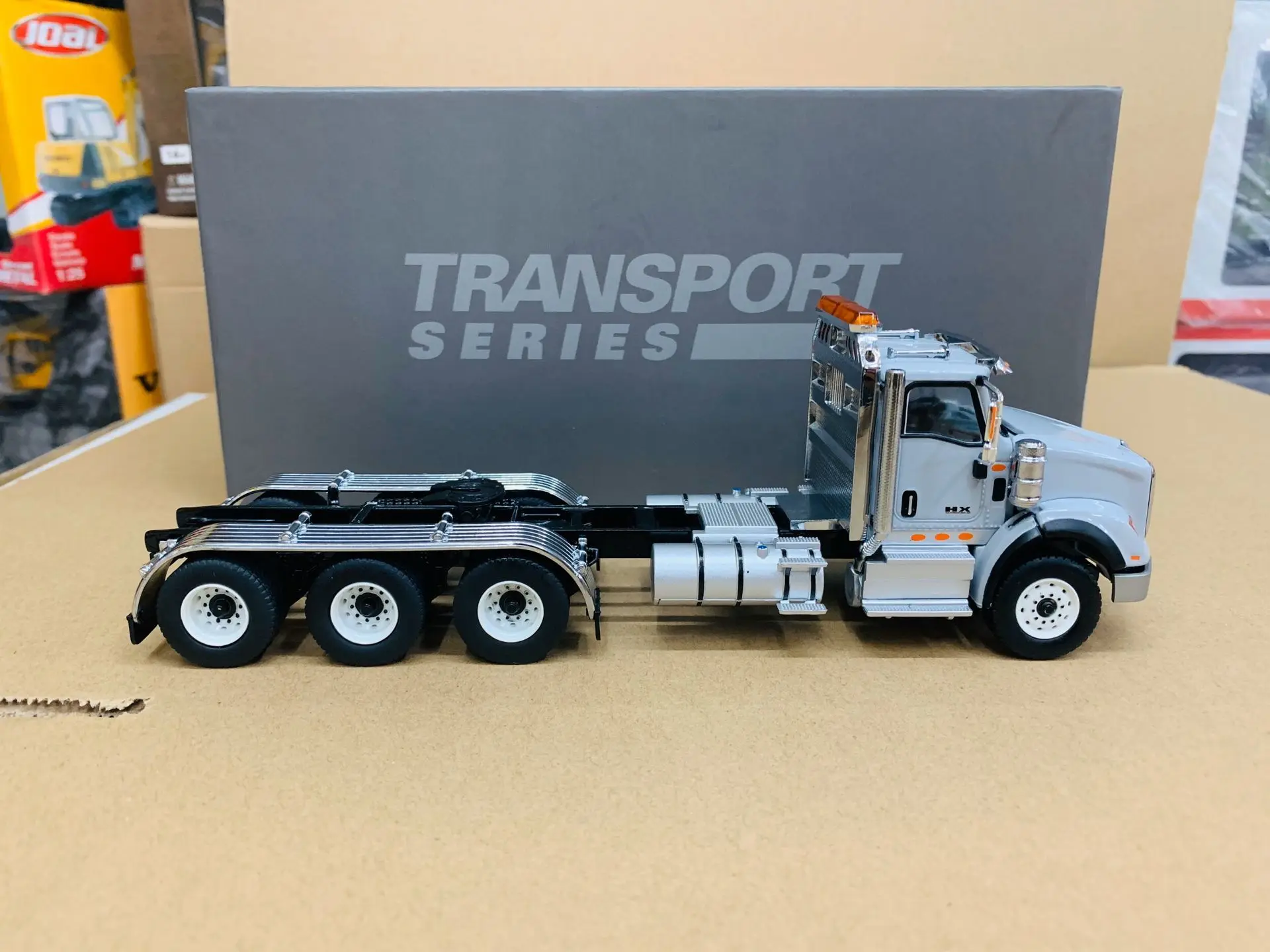 INTERNATIONAL HX620 DAY CAB TRIDEM TRACTOR GREY 1/50 BY DIECAST MASTERS 71011