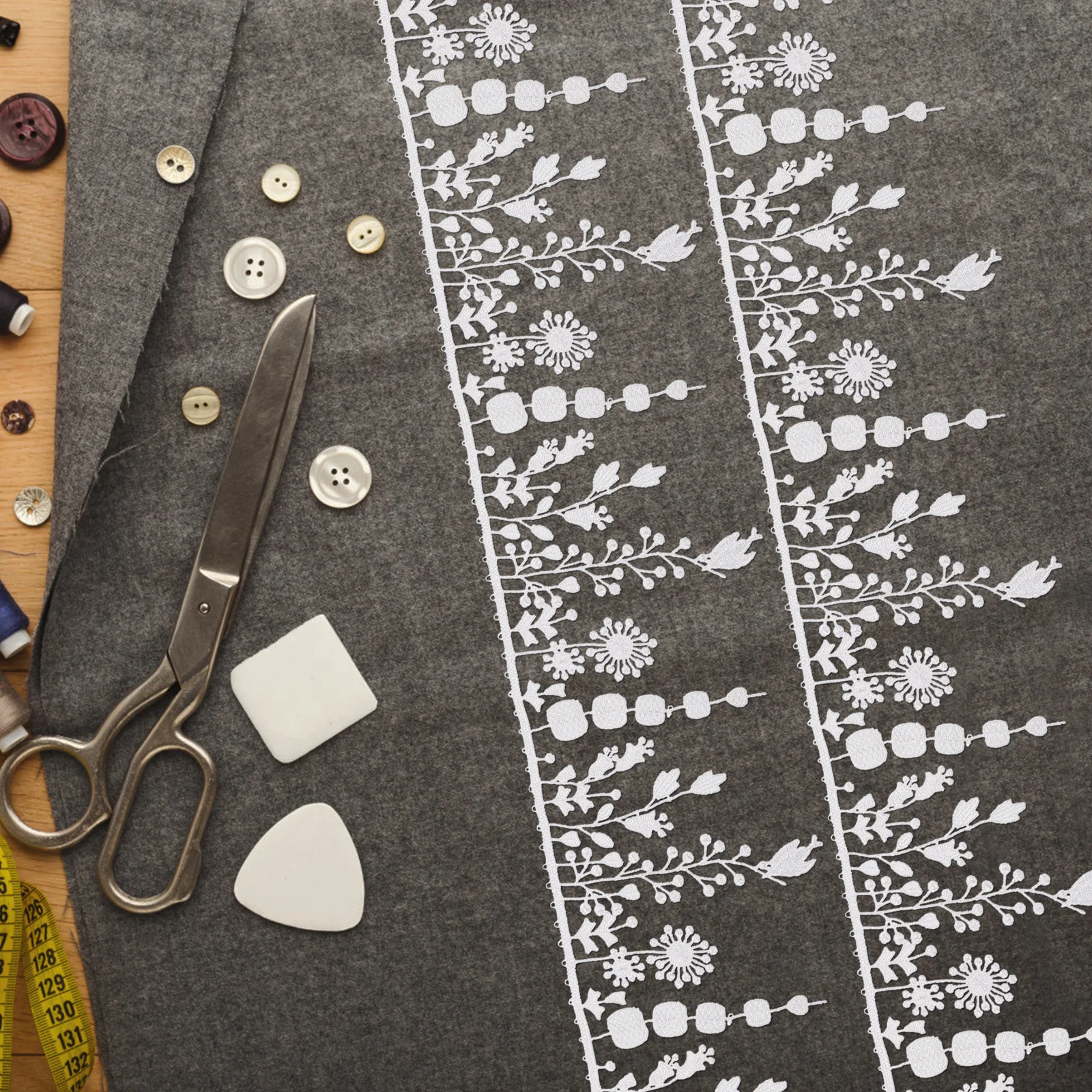 

1Pcs Delicate Lace Ornament White Embroidery Lace Trim for DIY Accessories Clothing Bags Hats Curtains Retro Sewing Craft