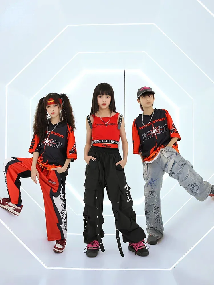Nuovo costume da danza moderna jazz per ragazze T-shirt con gilet rosso Pantaloni casual hip-hop Completo per ragazzi Set di vestiti per spettacoli di danza hip-hop