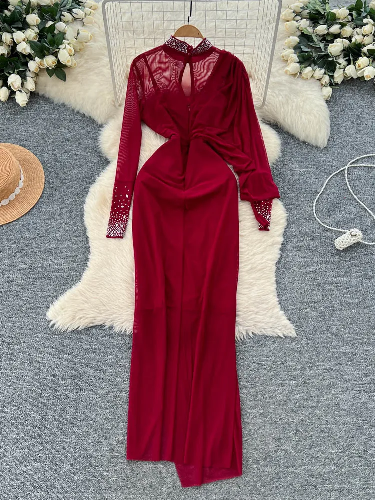 فستان سهرة نسائي أنيق بتصميم ضيق مع تطريز ثقيل بالأحجار الكريمة وخصر مطوي وشق شبكي وتنورة على شكل حرف A