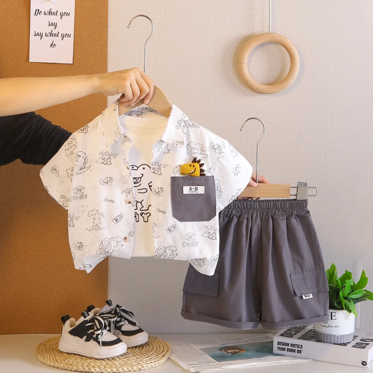 

Летний комплект для мальчиков 2026: Новая милая футболка с мультяшным динозавром + белый жилет + шорты карго, 3 предмета, модный детский костюм для мальчиков