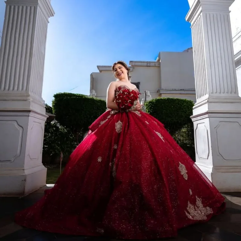 

Блестящие красные платья для квинсеаньеры с открытыми плечами, кристаллами, золотистым глиттером, многослойные, с длинным шлейфом, Vestido De 15 Quinceanera, на заказ