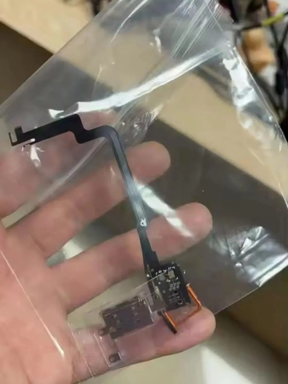 Kabel Flex do konwersji eSIM na dwie karty SIM (wersja amerykańska) ‬ Części zamienne do naprawy iPhone'a 17 Pro Max z wbudowanym rozwiązaniem integracji MEP Snow IC — zdjęcie produktu 7