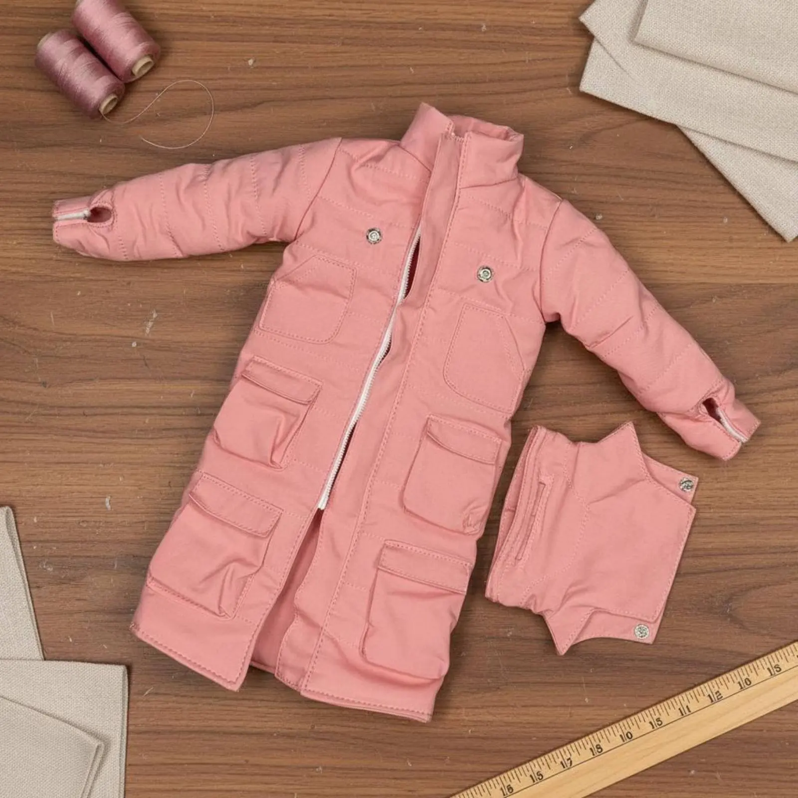 Chaqueta acolchada en miniatura para figuras de colección – Multiple herramientAS - imagen 3