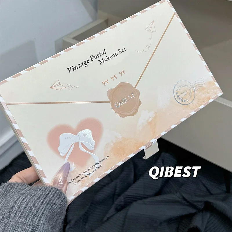 QIBEST مجموعة مكياج بتصميم بريد ريترو مكونة من 5 قطع ملمع شفاه غير لامع، 1 أحمر خدود، 1 تسليط الضوء على وقلادة واحدة مجموعة مستحضرات تجميل متعددة الأغراض جديدة #2