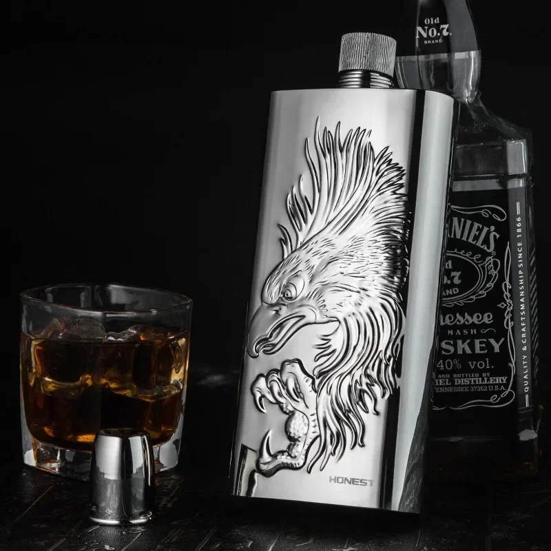 

High-end Metal Hip Flask，17OZ Stainless Alcohol Flask with Eagle Texture Whisky Bottle Vodka Liquor Bottle Suitable As A Gift