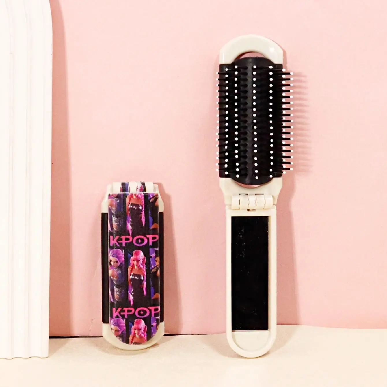 KPOP Music Damen-Gruppenmuster, klappbarer Spiegelkamm, tragbar, geeignet für alle Frisuren. Speziell für Echthaarperücken