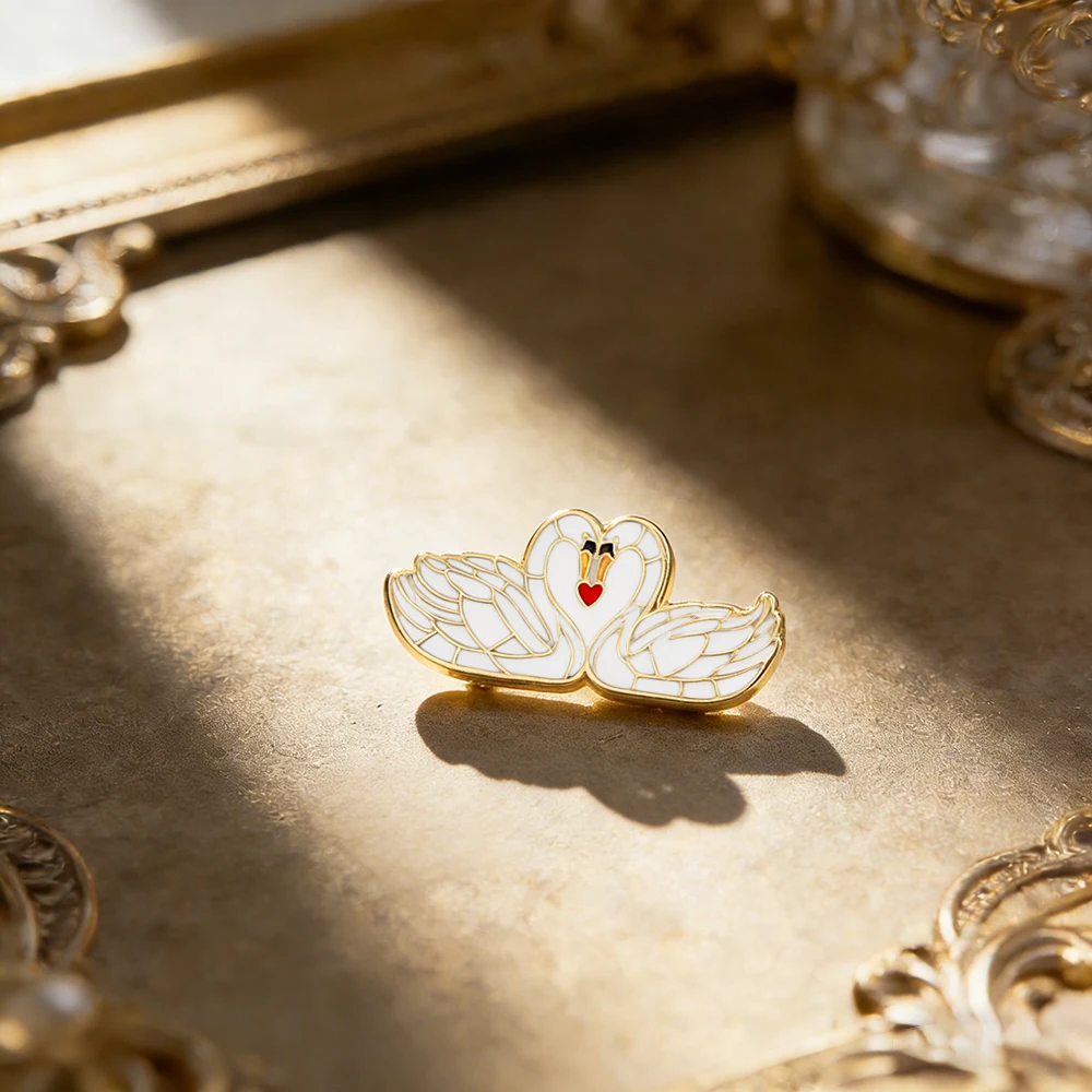 Romantische Paar-Schwan-Herz-Form Emaille-Brosche, Goldumrandete Zwillingsschwäne mit Rotem Herz, Anstecknadel, Rucksack-Accessoire, Urlaubsgeschenk – Detail 9