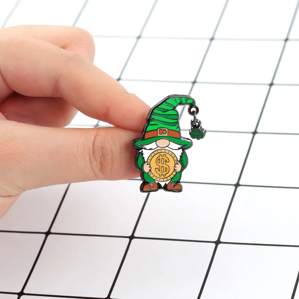 St. Patrick's Day Glücksbringer Grüner Kobold Emaille-Brosche Fee mit Goldmünze und Kleeblatt-Design Abzeichen Irland Festival Geschenk – Detail 9