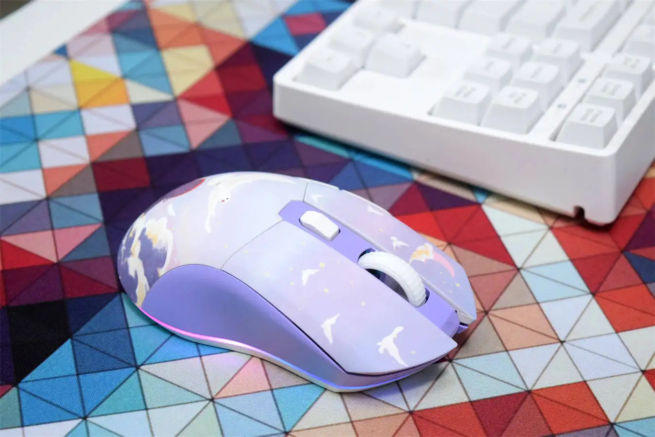 Dareu Traum Begegnung em901 2,4g drahtlose Maus Spiel Maus lila leichte RGB Licht Gaming-Maus mit Ladestation für Mädchen