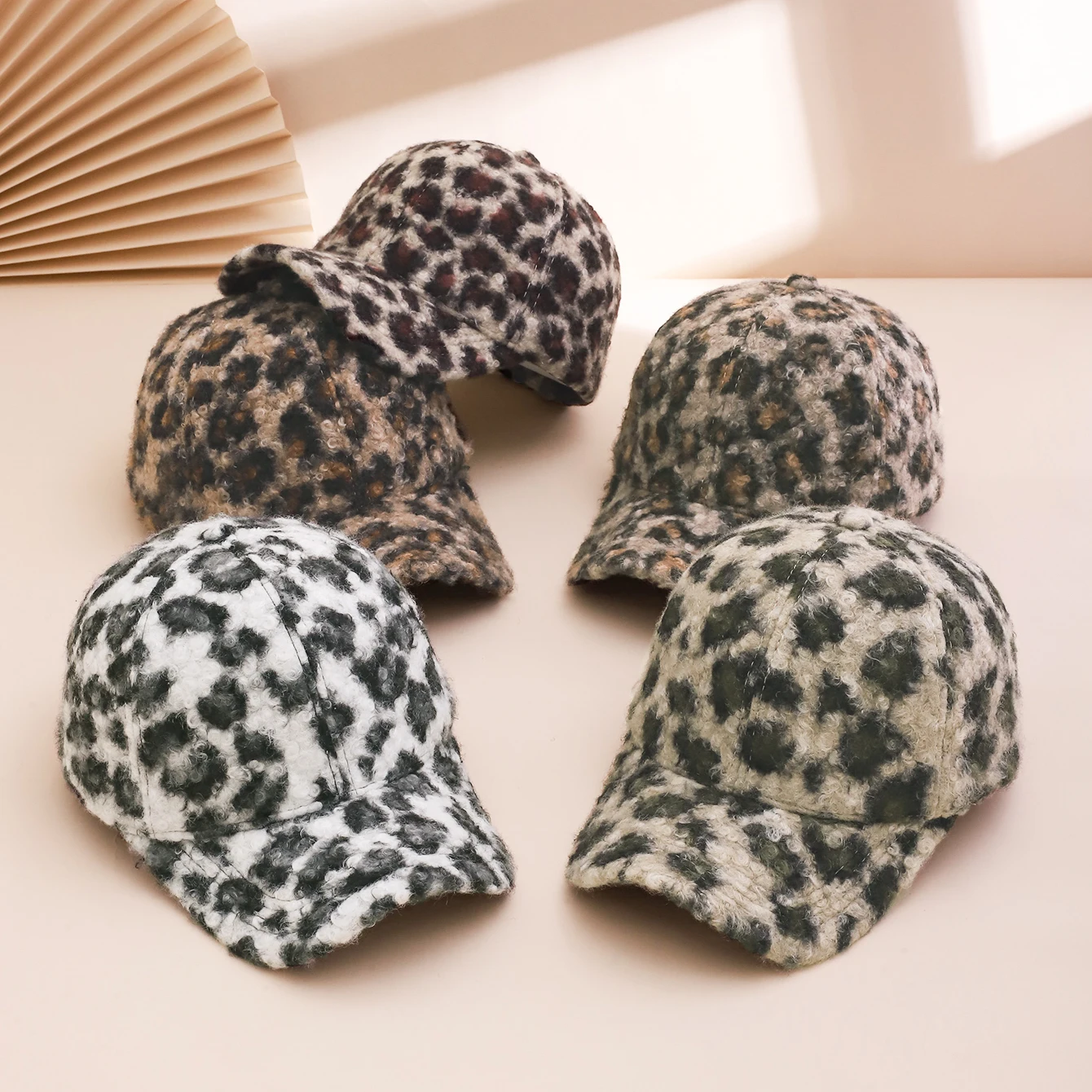 Modische und Trendige Teddy-Roll Baseballkappe mit Leopardenmuster, Verstellbare Herbst- und Winter-Outdoor-Reise-Plüsch-Baseballkappe