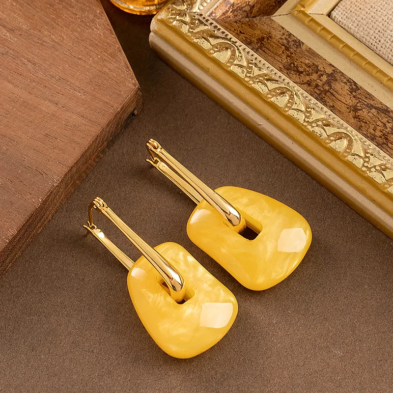 Fashionable and exquisite imitation beeswax irregular geometric resin exaggerated earrings niche light luxury high-end earrings