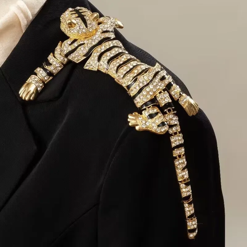 Zinc alloy rhinestone tiger brooch heavy industry inlaid with full diamond chest flower light luxury fashion accessory