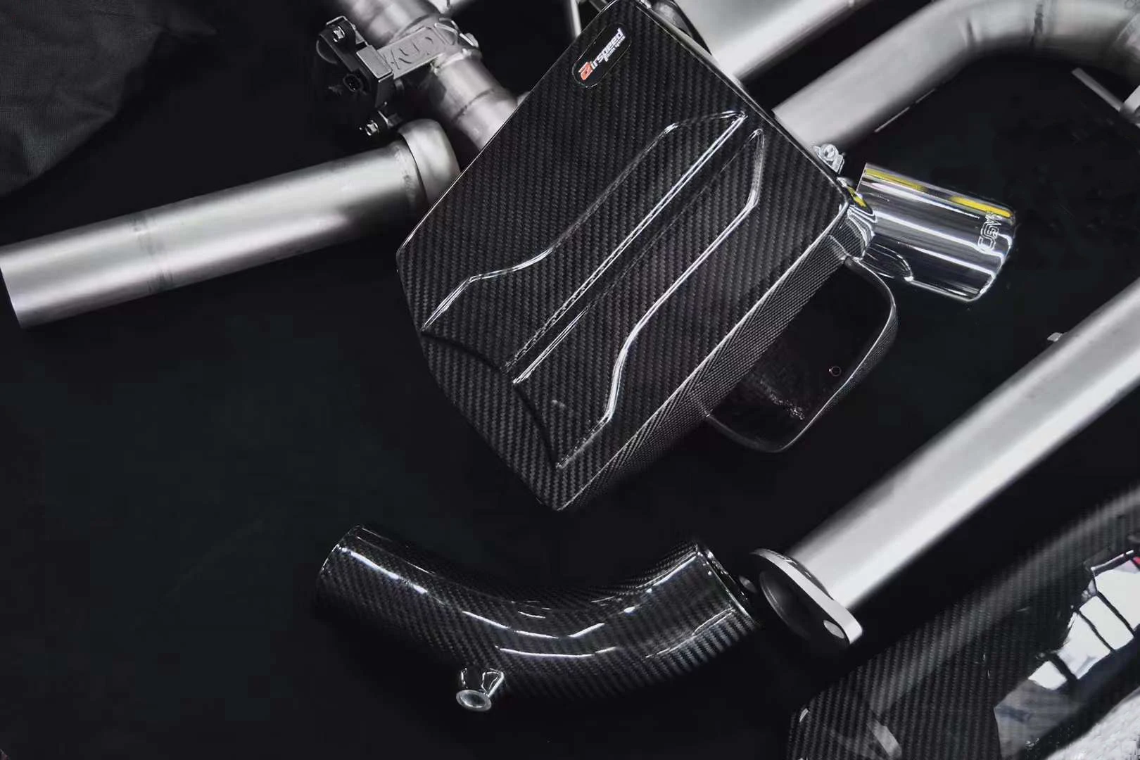 2025 جديد ملمس سطحي أنيق وواضح 100% نظام دخول الهواء البارد من ألياف الكربون الجافة لفورد فوكس 1.5T