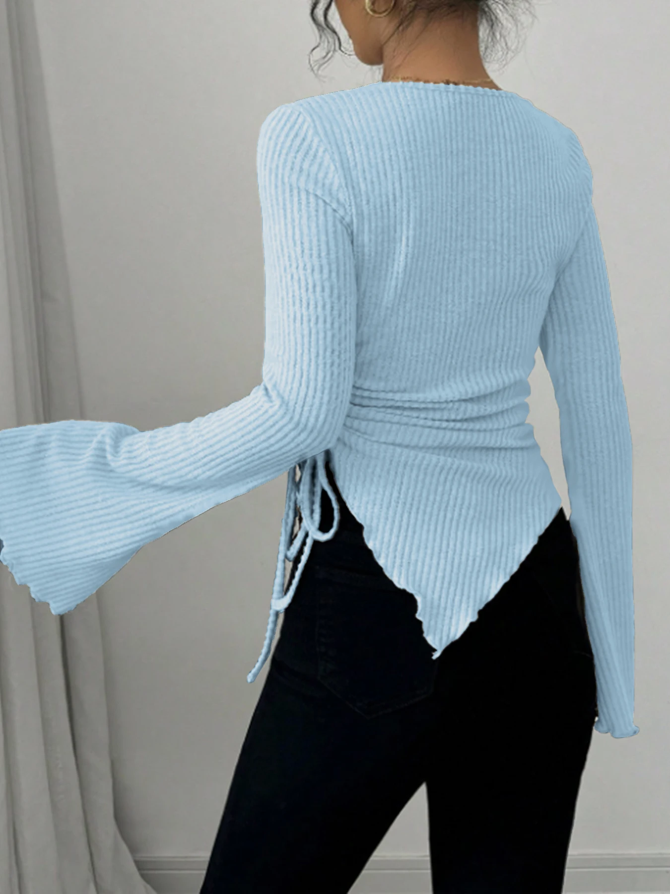 Top a maniche lunghe da donna primavera estate azzurro a costine collo ad anello con coulisse in vita orlo asimmetrico manica a campana chic casual quotidiano