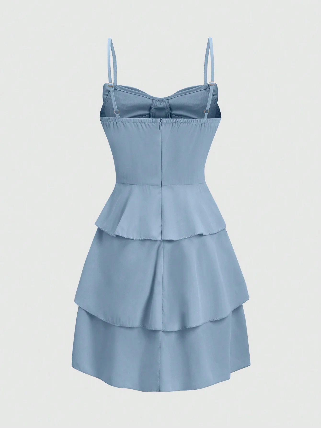 Vestido feminino elegante com cintura cinched e três camadas com babados e suspensório