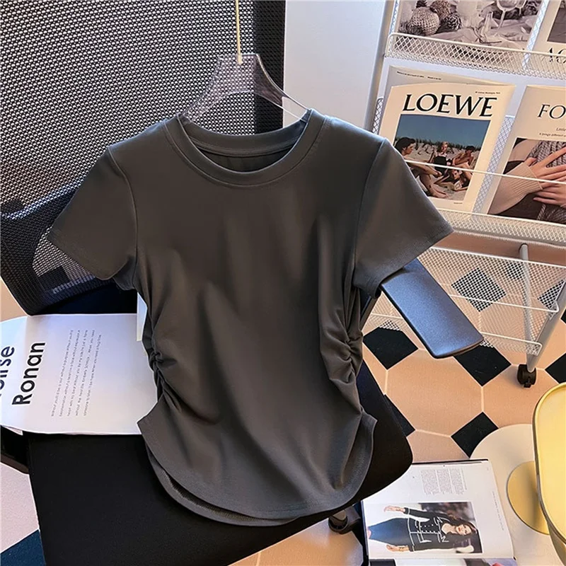 

White ort Sve T-irt Women's 2025 New Summer Design Asymmetrical round Ne ort oulder Top Korean Sle Commute Wind