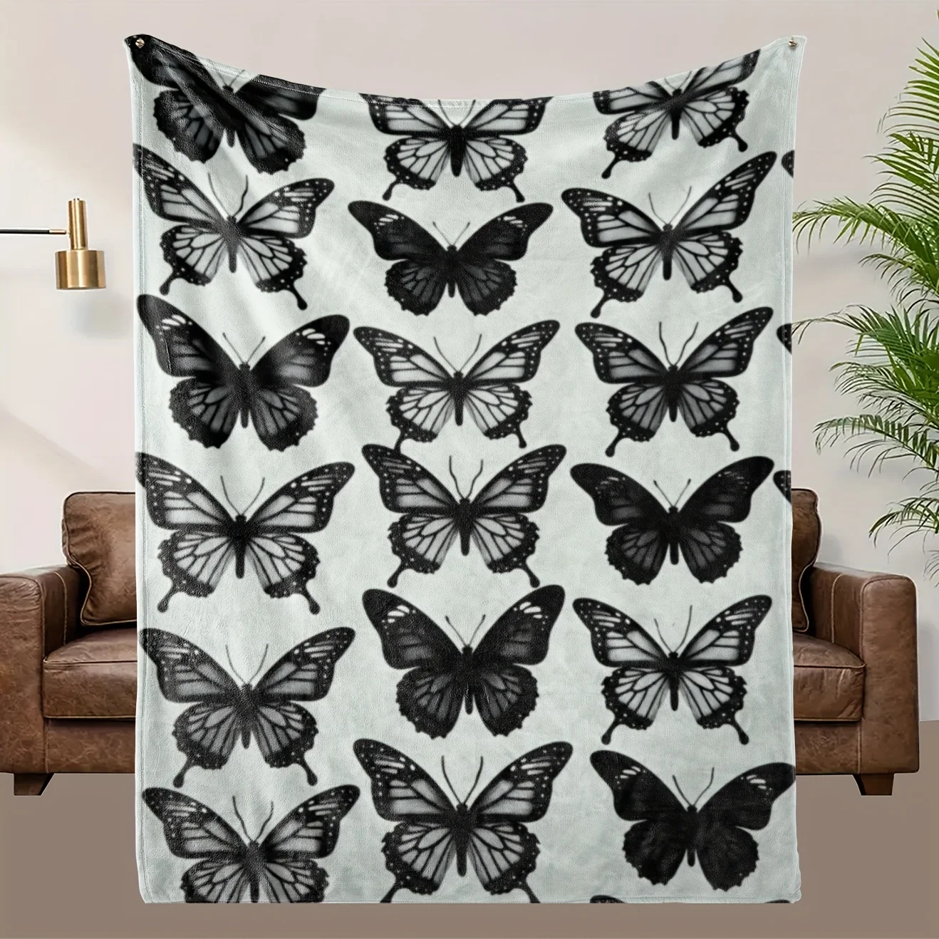 

Плед с черно-серым узором в виде бабочек, полиэстер, можно стирать в машине, подходит для декора спальни и гостиной.