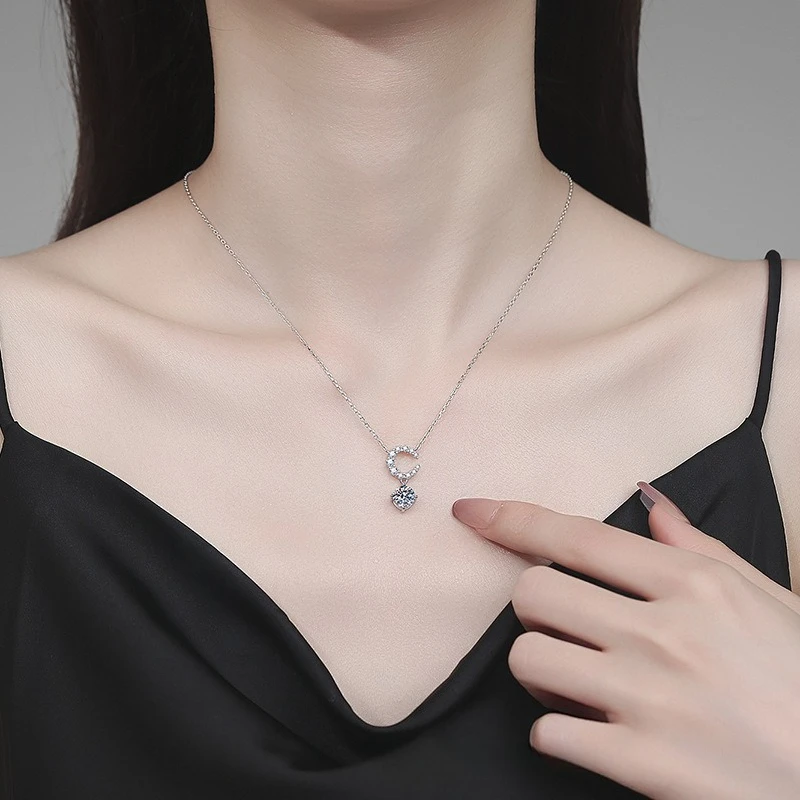 Platinum PT95018k Gold Moissanite Necklace Light Luxury Korean Version Moon Half Bend Romantic Light Luxury Collarbone Chain