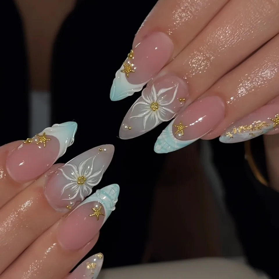 24 uñas postizas almendra con degradado blanco francés, diseño floral, con pedrería 3D 3