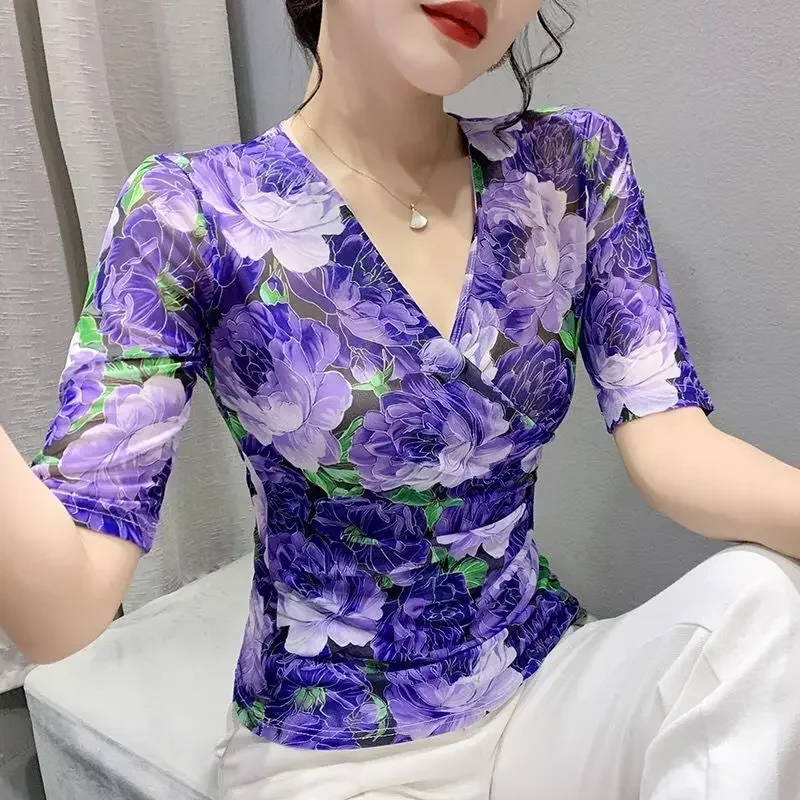 

2024 New Office Ladu Fashion Printed T-shirt Summer Short Sleeve Slim Chic V-neck Elegant Vintage Pullovers Female Tops E197