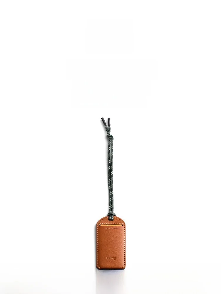 nuova-etichetta-per-borsa-in-pelle-lage-tag-accessori-da-viaggio-portatili-bellroy-beige-primavera-2026