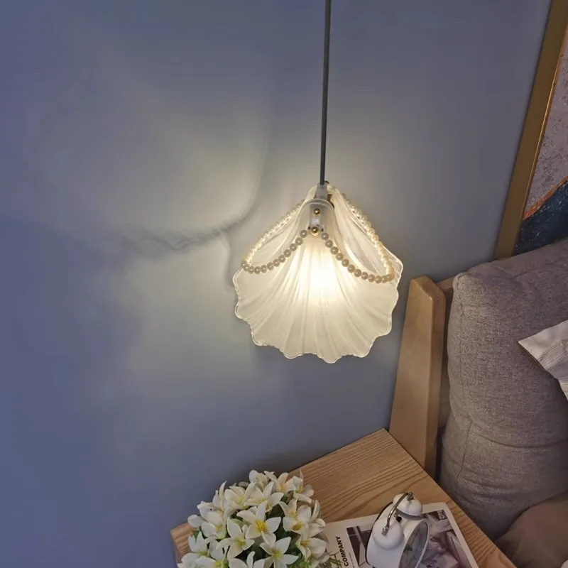 

2024 New Retro Pearl Shell Bedhead Small Pendant Lamp French Countryside Master Bedroom Modern and Minimalist Corridor Lamp