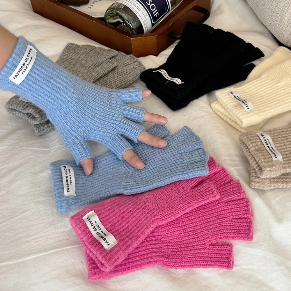 قفازات محبوكة سميكة على الموضة تحافظ على الدفء شاشة اللمس قفازات مقاومة للبرودة بلون سادة نصف اصبع قفازات النساء