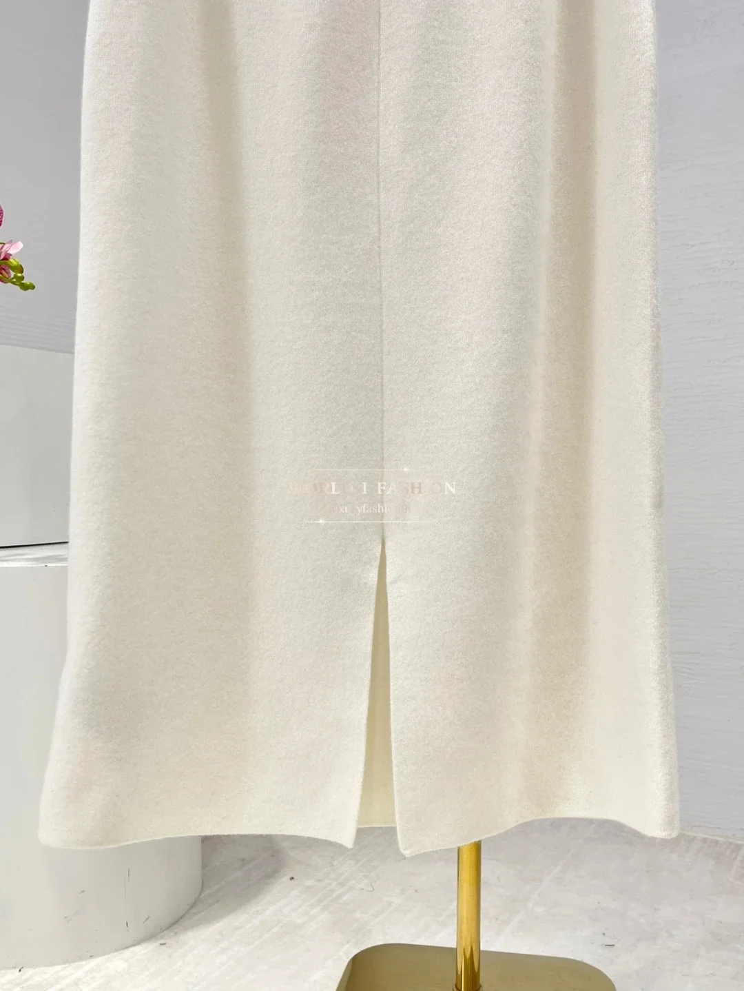 ملابس نسائية تنورة متوسطة الطول بحاشية بيضاء