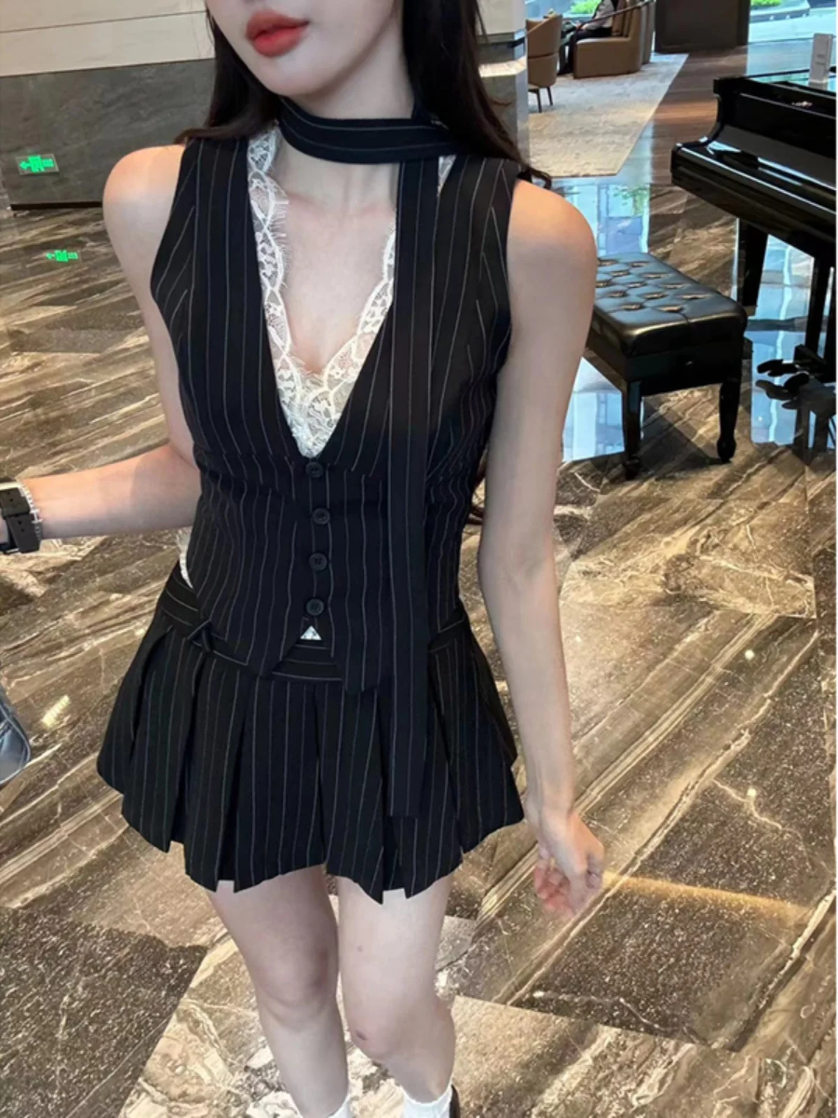 ファッショナブルな夏の服装、セクシーなレースのクロップトップとプリーツミニスカートのツーピースセット、8歳から25歳の若い女性向けのトレンディな組み合わせ