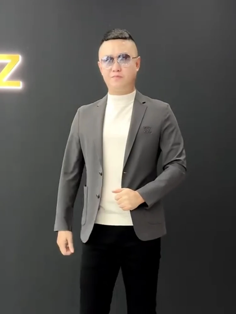 

Новый мужской повседневный костюм весна-лето: комфортный, модный, приталенный, деловой, трендовый, с декоративными пуговицами