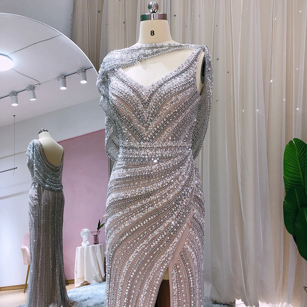 Sharon Said Luxuriöses Silbernes Meerjungfrauenkleid für Hochzeitsfeier mit Cape, Perlenbesetztes Schlitz-Abendkleid SS035 Maßanfertigung – Detail 11