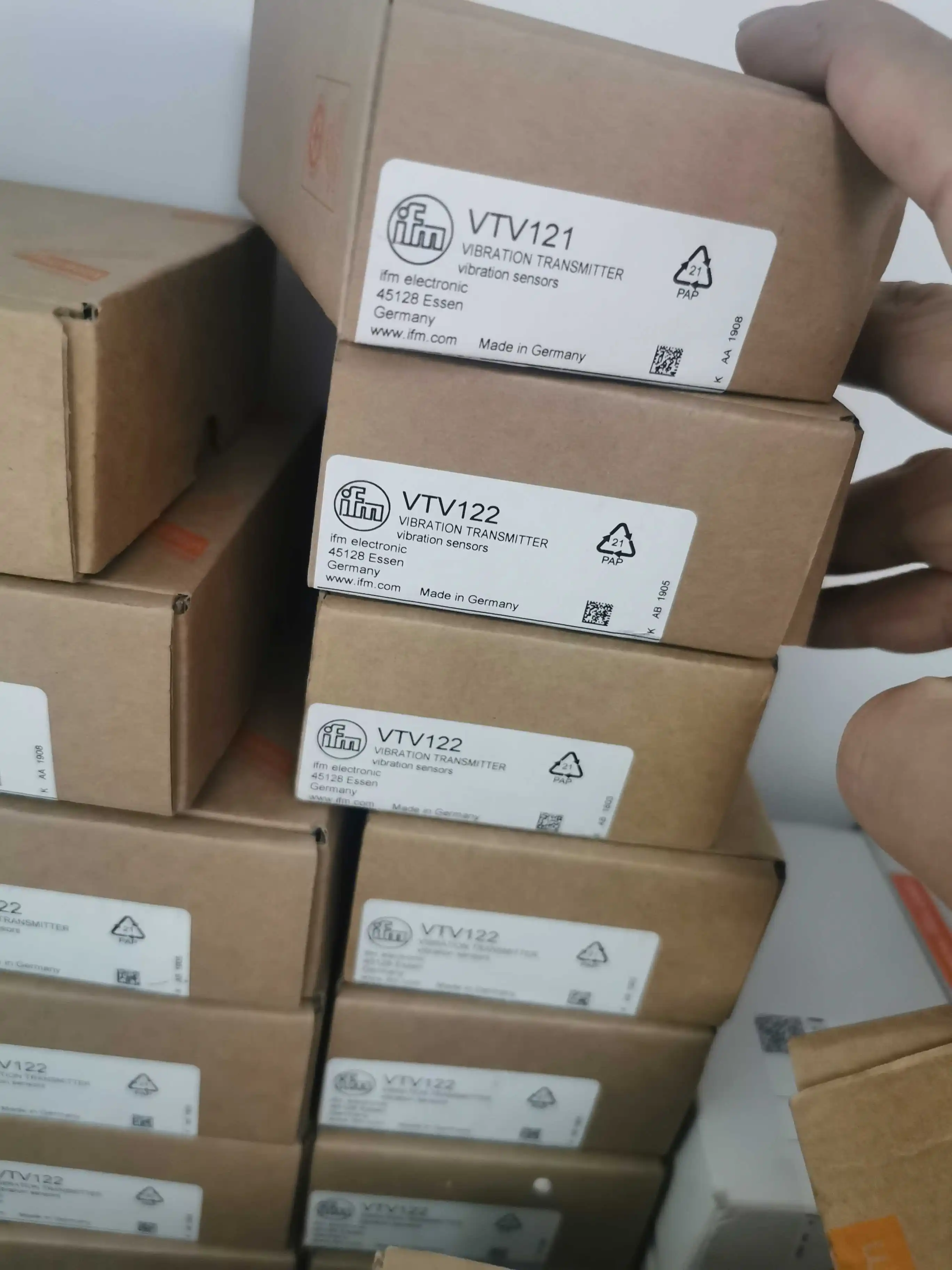 

Package IFM VTV121 VTV122 VKV021 VKV022 Vibration Sensor Brand New