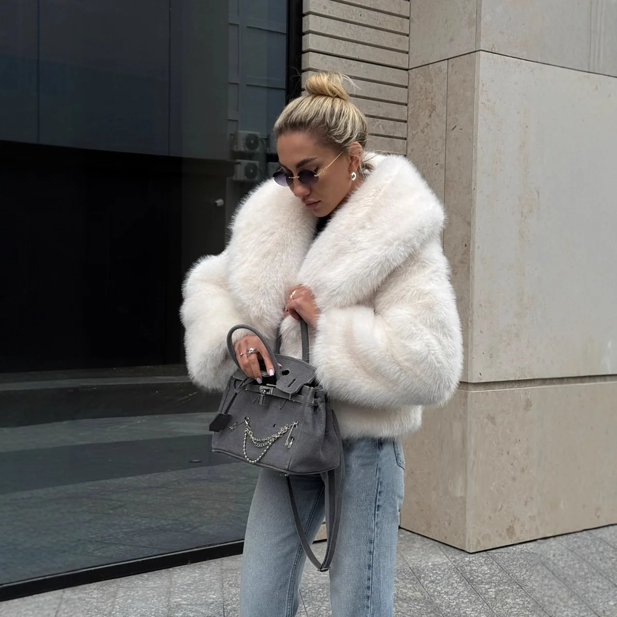 Ropa de diseñador de lujo para mujer, chaqueta de piel sintética esponjosa de manga larga, abrigo de piel de invierno para mujer, abrigo recortado de piel de zorro sintética negra para mujer