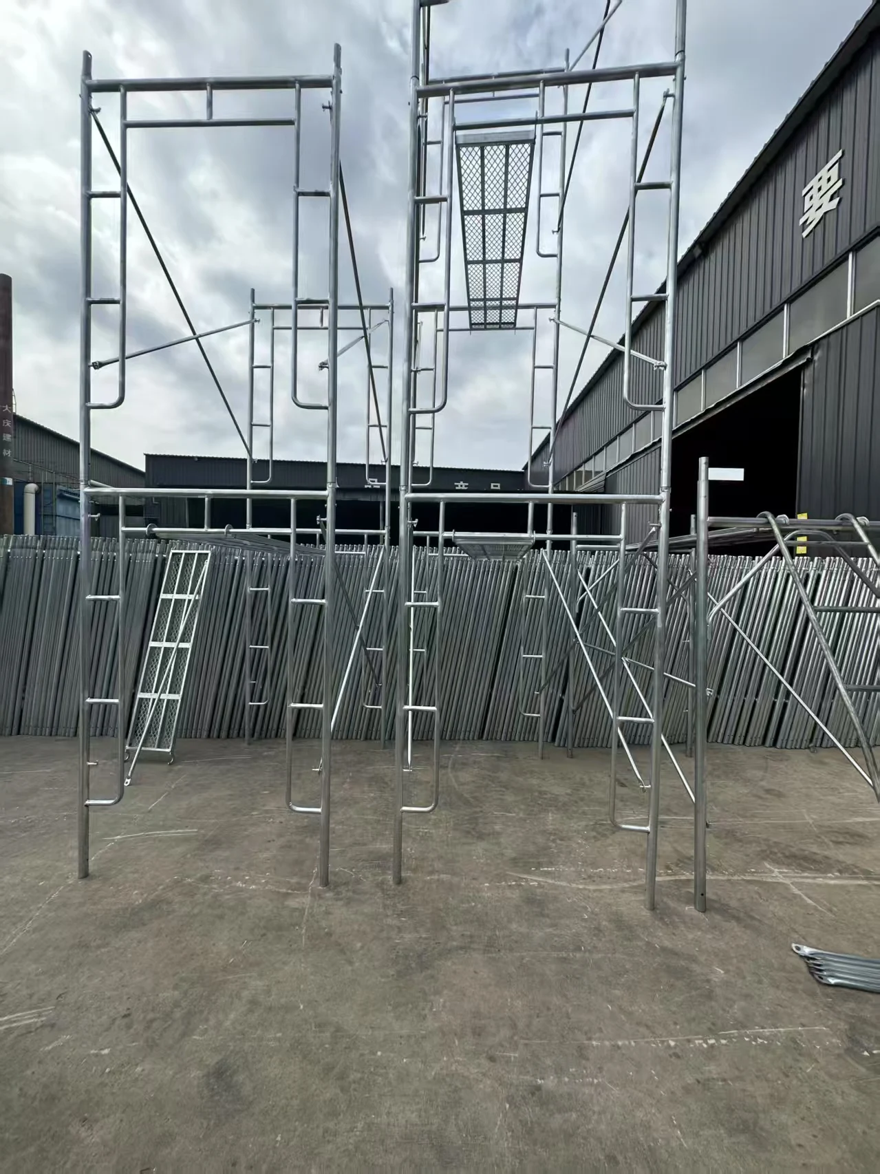 นั่งร้านเคลื่อนที่แบบมีล้อ อลูมิเนียม ขนาด 6-12 เมตร สำหรับงานก่อสร้าง ทนทาน