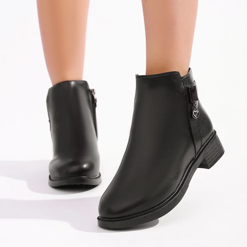 

2025 Winter Women’s Synthetic Leather Snow Boots – Thick Plush Warm Lining, Stylish Commuter Design, Warm & Durable