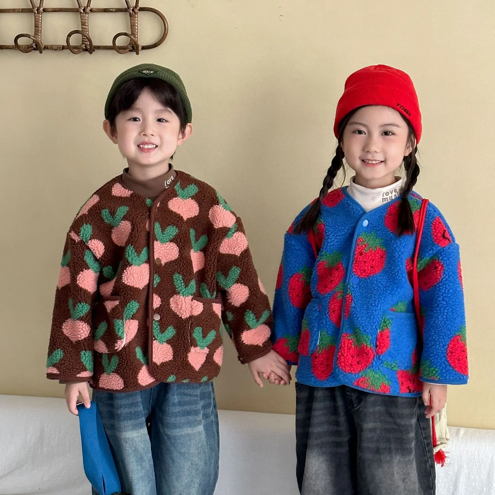 

2025 зимнее новое детское пальто из овечьей шерсти, бархатный толстый кардиган с винтажным принтом для мальчиков, стеганая куртка для девочек, детская теплая одежда