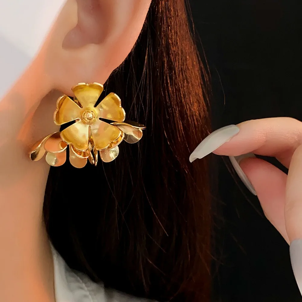Cool Personality Gold Color Multi Petal Glossy 3D Flower Stud Earrings Women's Fashion Art Exhibition Outfit Accessories Jewelry