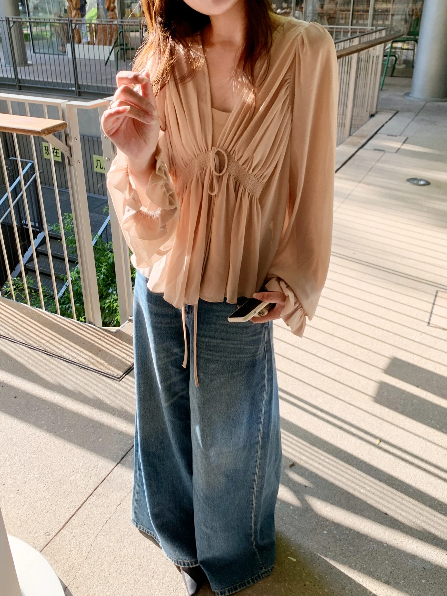 

Женская шелковая блузка Wanlu Home Lazy Gentle V-образного кроя с плиссировкой, завышенной талией, поясом и рукавами-фонариками, свободного кроя, в стиле ретро, весна 2024