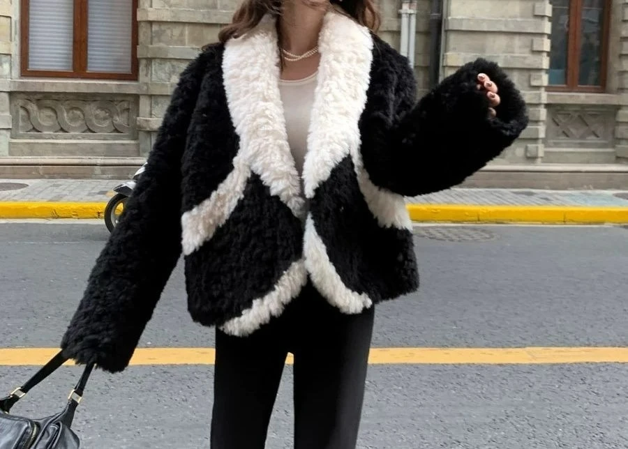 Manteau court épais en fourrure écologique pour femme, col en v, couleur bloquant, pour l'hiver