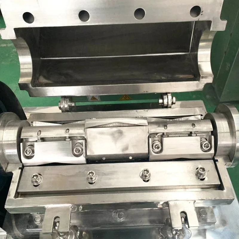 Professional Stainless Steel Herb Spice Leaves Coaese Crusher Machine Coarse Crusher  Pulverizer Fenugreek Seed Grinder