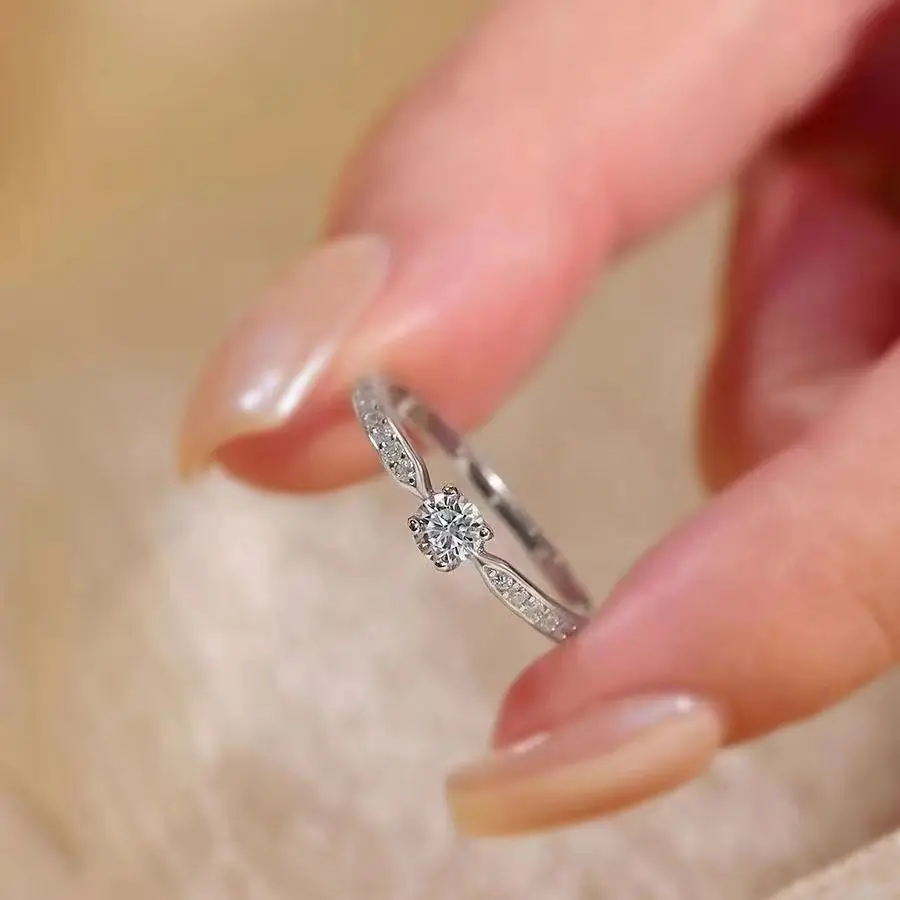 

Платиновое ультразвездное сверкающее муассанитовое кольцо минималистского дизайна