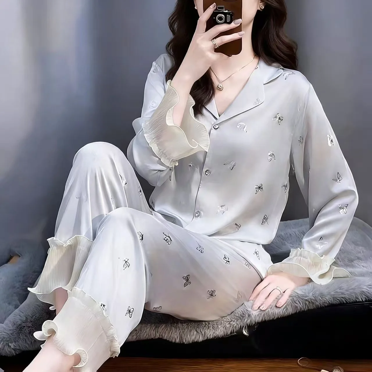 

Новые женские пижамы для весны и осени: велюровый кардиган премиум-класса, брюки с длинными рукавами, пижамный комплект с мультяшным принтом, удобная домашняя одежда.