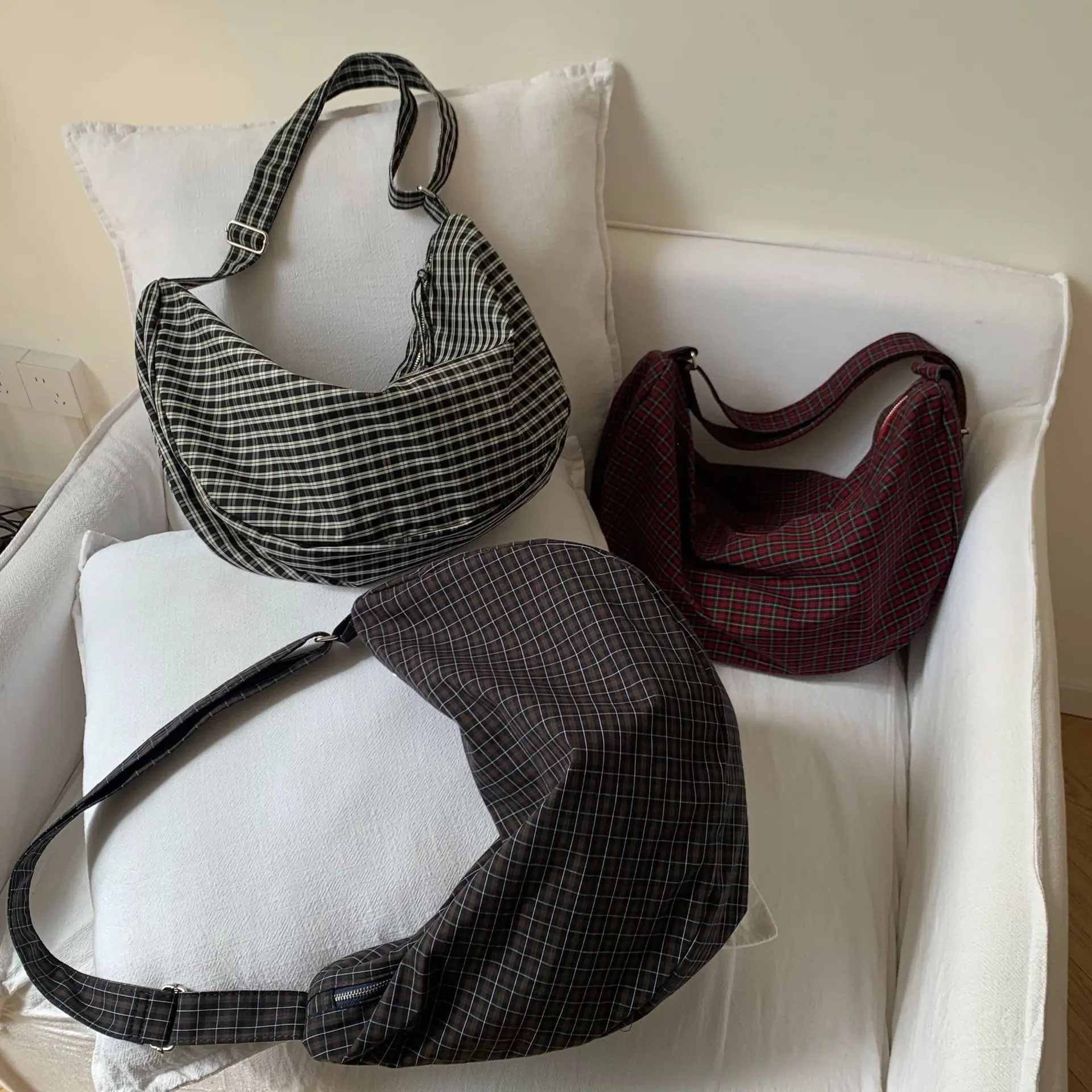 حقيبة كروس نسائية لعام 2026 متعددة الاستخدامات بكتف واحد متقلب من النايلون بتصميم عتيق للتنقل خفيفة الوزن وسعة كبيرة #1