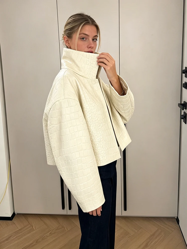 Minimalistische geprägte Kunstlederjacke für Damen, weiß, Stehkragen, offener Schnitt, lange Ärmel, kurzer Mantel, modische Streetwear für Partys. – Detail 5