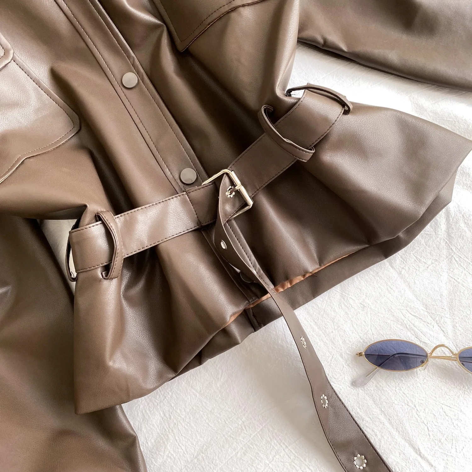 سترات YuooMuoo للسيدات موضة خريف 2025 عتيقة Y2K بخصر نحيف وحزام معاطف من الجلد الصناعي سترات للسيدات