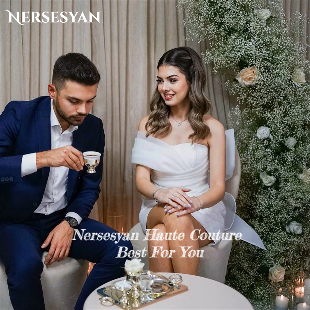 Nersesyan ชุดแต่งงานเซ็กซี่มินิเดรสเจ้าสาวจับจีบเปิดไหล่ข้างหนึ่งชุดเดรสเจ้าสาวหลังโบว์ใหญ่สั่งทำได้ตามต้องการ