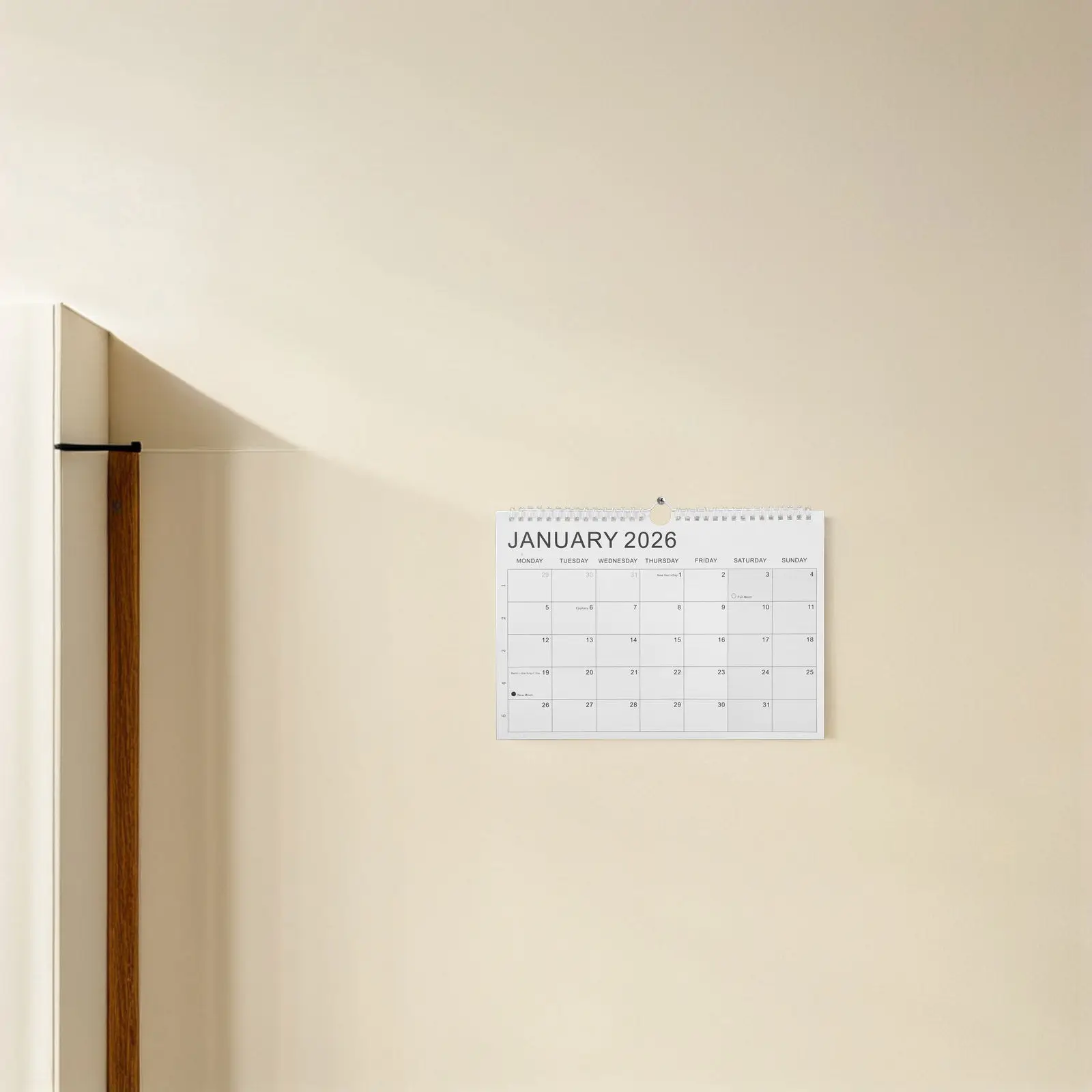 

Настенный календарь-планировщик на 2026 год (январь 2026 г. - июнь 2027 г.), 18 месяцев, крупноформатный ежемесячный формат, с международными праздниками, прочная спиральная пружина