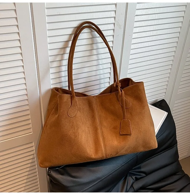 Damen-Schultertasche aus braunem Kunstwildleder, Lässiger Minimalistischer Stil für Tägliche Aufgaben, Wochenendausflüge & Alltägliche Arbeitshandtasche – Detail 27