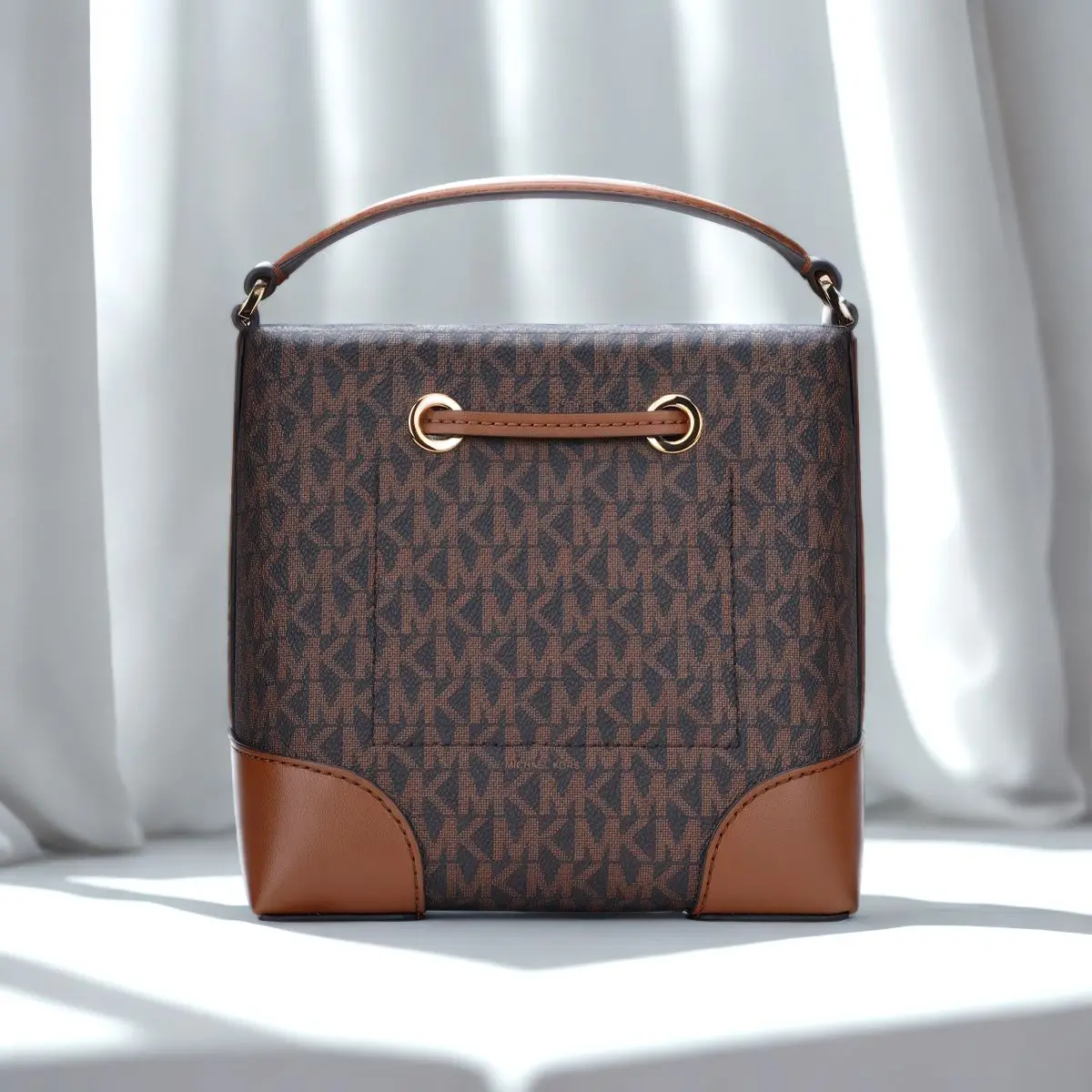 حقيبة يد نسائية من مايكل كورس ميرسر صغيرة من مادة PVC مع حقيبة دلو كروس جلدية